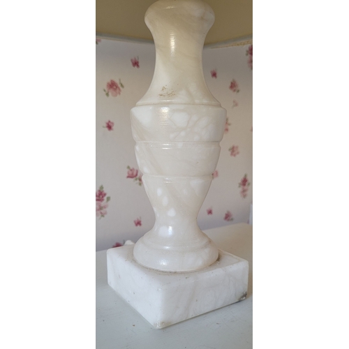 83 - A SMALL TURNED ALABASTER TABLE LAMP / BEDSIDE LAMP, with a shade. Dimensions: 39.5cm tall with shade... 