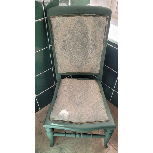 98 - A NEATLY SIZED UPHOLSTERED SIDE CHAIR, with turned and splayed front leg, a turned stretcher to the ... 