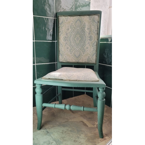 98 - A NEATLY SIZED UPHOLSTERED SIDE CHAIR, with turned and splayed front leg, a turned stretcher to the ... 