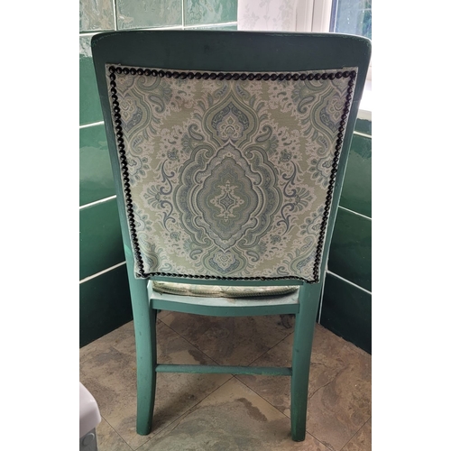 98 - A NEATLY SIZED UPHOLSTERED SIDE CHAIR, with turned and splayed front leg, a turned stretcher to the ... 