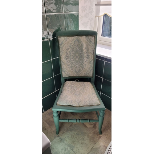 98 - A NEATLY SIZED UPHOLSTERED SIDE CHAIR, with turned and splayed front leg, a turned stretcher to the ... 