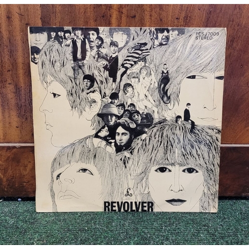 195 - TWO VINTAGE BEATLES RECORDS/VINYLS: (i) THE BEATLES – REVOLVER, (PARLOPHONE, PCSJ 7009), EMI, in ori... 