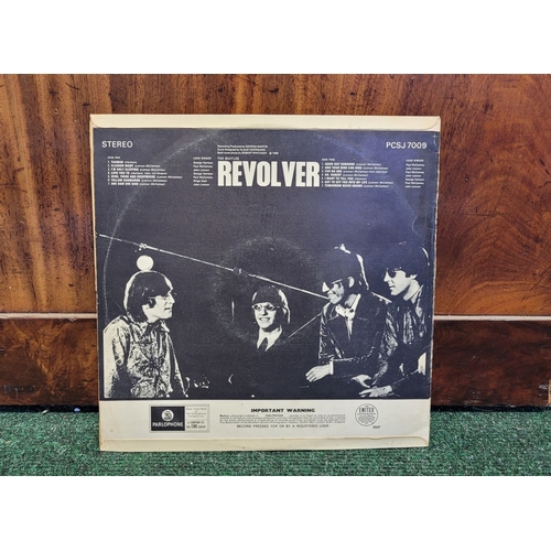 195 - TWO VINTAGE BEATLES RECORDS/VINYLS: (i) THE BEATLES – REVOLVER, (PARLOPHONE, PCSJ 7009), EMI, in ori... 