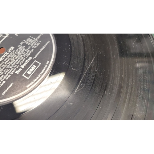 195 - TWO VINTAGE BEATLES RECORDS/VINYLS: (i) THE BEATLES – REVOLVER, (PARLOPHONE, PCSJ 7009), EMI, in ori... 