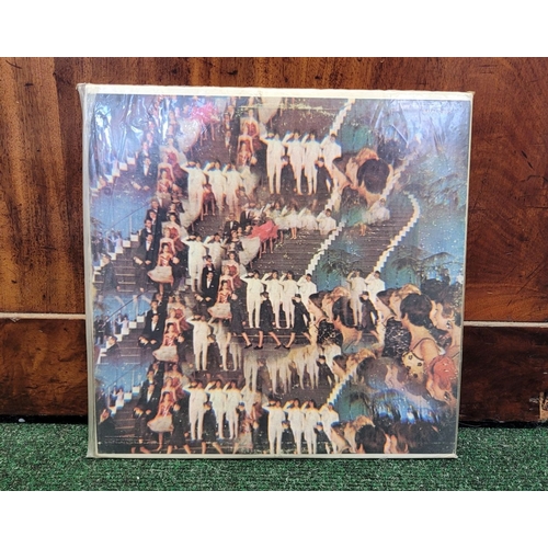 195 - TWO VINTAGE BEATLES RECORDS/VINYLS: (i) THE BEATLES – REVOLVER, (PARLOPHONE, PCSJ 7009), EMI, in ori... 