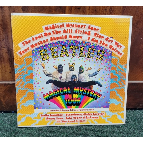 195 - TWO VINTAGE BEATLES RECORDS/VINYLS: (i) THE BEATLES – REVOLVER, (PARLOPHONE, PCSJ 7009), EMI, in ori... 