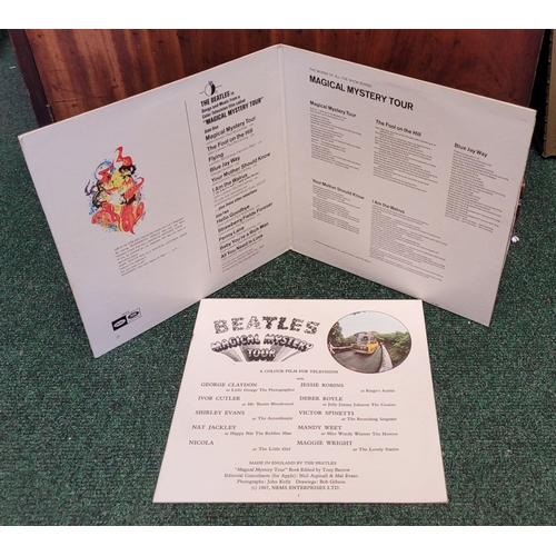 195 - TWO VINTAGE BEATLES RECORDS/VINYLS: (i) THE BEATLES – REVOLVER, (PARLOPHONE, PCSJ 7009), EMI, in ori... 