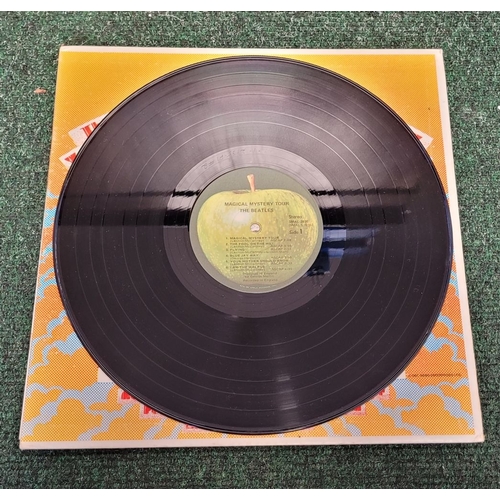 195 - TWO VINTAGE BEATLES RECORDS/VINYLS: (i) THE BEATLES – REVOLVER, (PARLOPHONE, PCSJ 7009), EMI, in ori... 