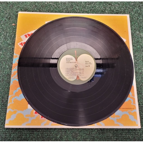 195 - TWO VINTAGE BEATLES RECORDS/VINYLS: (i) THE BEATLES – REVOLVER, (PARLOPHONE, PCSJ 7009), EMI, in ori... 