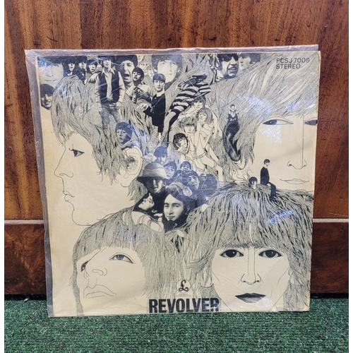 195 - TWO VINTAGE BEATLES RECORDS/VINYLS: (i) THE BEATLES – REVOLVER, (PARLOPHONE, PCSJ 7009), EMI, in ori... 