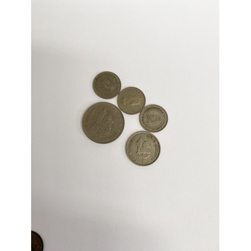 200 - A COLLECTION OF WORLDWIDE COINS, to include British India George V 2 Annas coin, British Threepence ... 