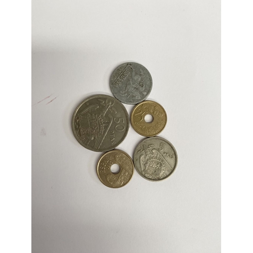 200 - A COLLECTION OF WORLDWIDE COINS, to include British India George V 2 Annas coin, British Threepence ... 