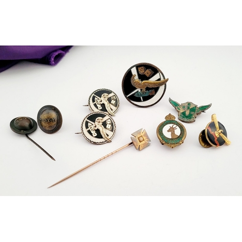 218 - A COLLECTION OF SOUTH AFRICAN MILITARY BADGES/PINS, includes: (i) A M.O.T.H pin and lapel badge, The... 
