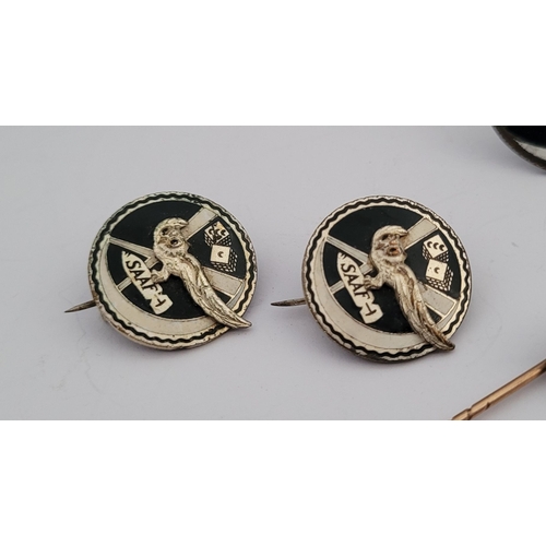 218 - A COLLECTION OF SOUTH AFRICAN MILITARY BADGES/PINS, includes: (i) A M.O.T.H pin and lapel badge, The... 