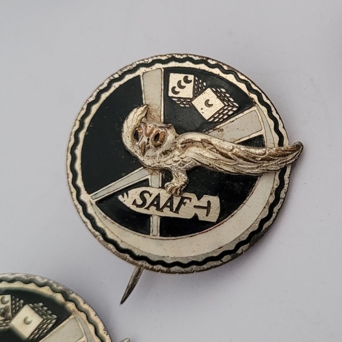 218 - A COLLECTION OF SOUTH AFRICAN MILITARY BADGES/PINS, includes: (i) A M.O.T.H pin and lapel badge, The... 