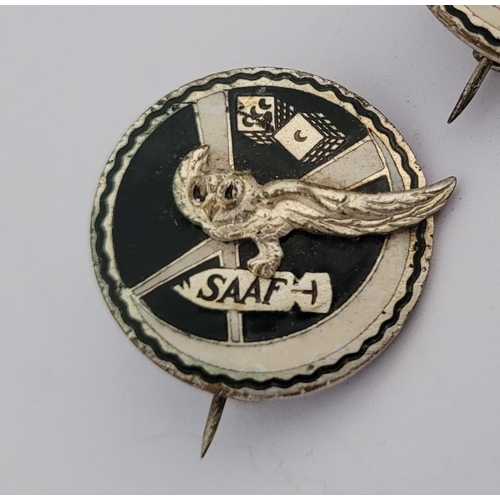 218 - A COLLECTION OF SOUTH AFRICAN MILITARY BADGES/PINS, includes: (i) A M.O.T.H pin and lapel badge, The... 