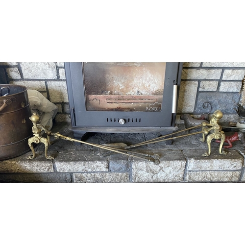 225 - A DECORATIVE BRASS FIRE IMPLEMENTS SET, to include a pair of andirons, shovel, poker and tongs. All ... 