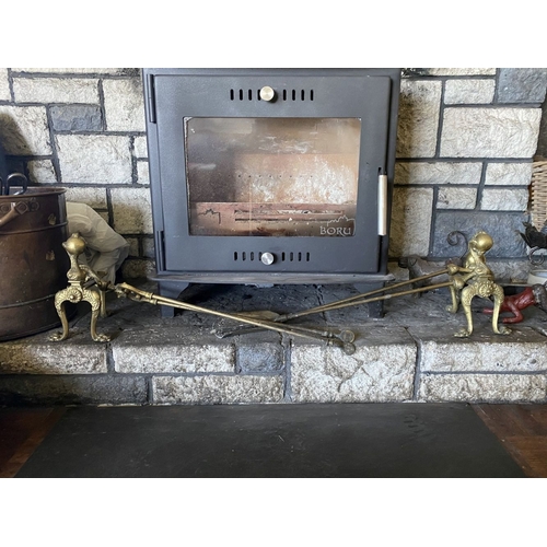 225 - A DECORATIVE BRASS FIRE IMPLEMENTS SET, to include a pair of andirons, shovel, poker and tongs. All ... 