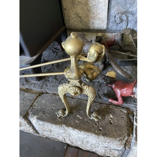 225 - A DECORATIVE BRASS FIRE IMPLEMENTS SET, to include a pair of andirons, shovel, poker and tongs. All ... 