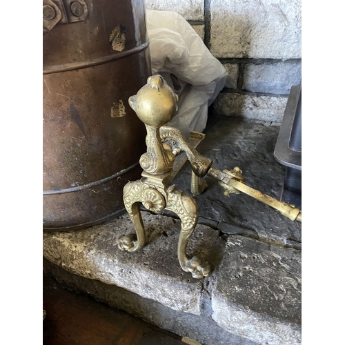 225 - A DECORATIVE BRASS FIRE IMPLEMENTS SET, to include a pair of andirons, shovel, poker and tongs. All ... 