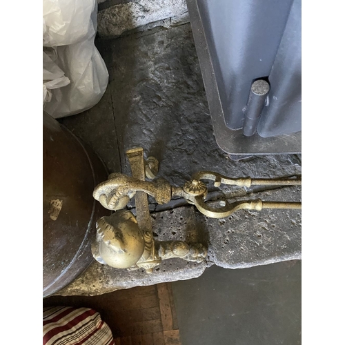 225 - A DECORATIVE BRASS FIRE IMPLEMENTS SET, to include a pair of andirons, shovel, poker and tongs. All ... 