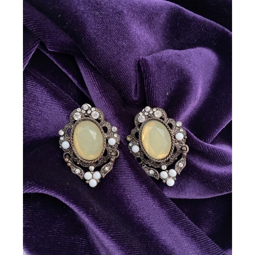 233 - A PRETTY SILVER TONE GEMSET NECKLACE & PAIR OF DROP EARRINGS, the necklace is set with a variety of ... 