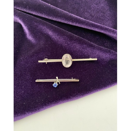 234 - A 9CT WHITE GOLD & SILVER GEMSET BAR BROOCH, 9ct white gold brooch marked 9ct to reverse, set with b... 