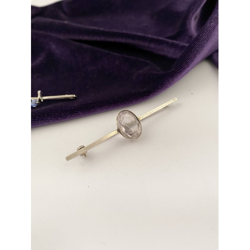 234 - A 9CT WHITE GOLD & SILVER GEMSET BAR BROOCH, 9ct white gold brooch marked 9ct to reverse, set with b... 