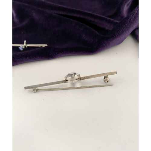 234 - A 9CT WHITE GOLD & SILVER GEMSET BAR BROOCH, 9ct white gold brooch marked 9ct to reverse, set with b... 