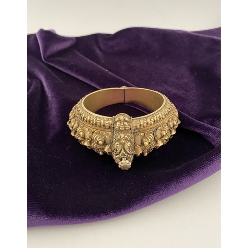 237 - AN INTRICATE SOUTHERN INDIAN BANGLE BRACELET, intricate sculptural piece depicting heads of makara (... 