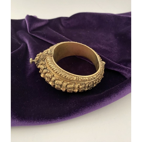 237 - AN INTRICATE SOUTHERN INDIAN BANGLE BRACELET, intricate sculptural piece depicting heads of makara (... 