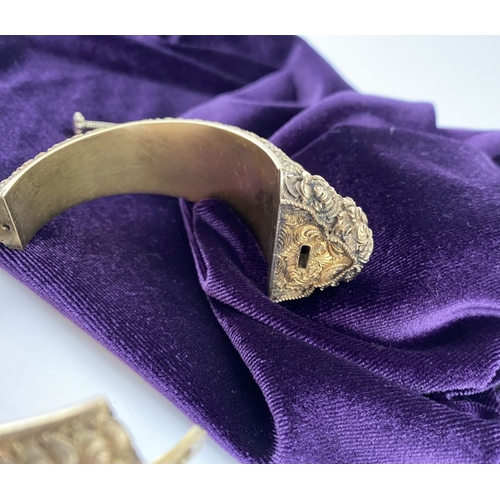 237 - AN INTRICATE SOUTHERN INDIAN BANGLE BRACELET, intricate sculptural piece depicting heads of makara (... 