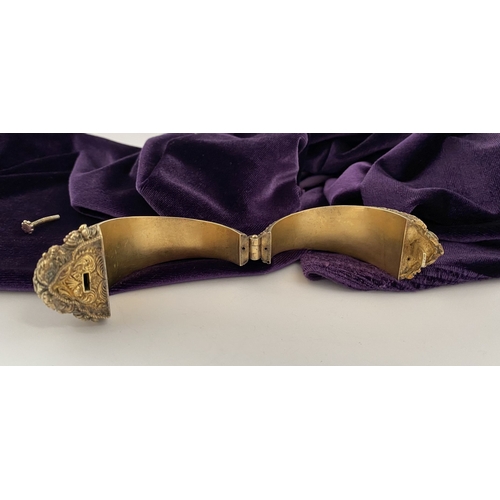 237 - AN INTRICATE SOUTHERN INDIAN BANGLE BRACELET, intricate sculptural piece depicting heads of makara (... 