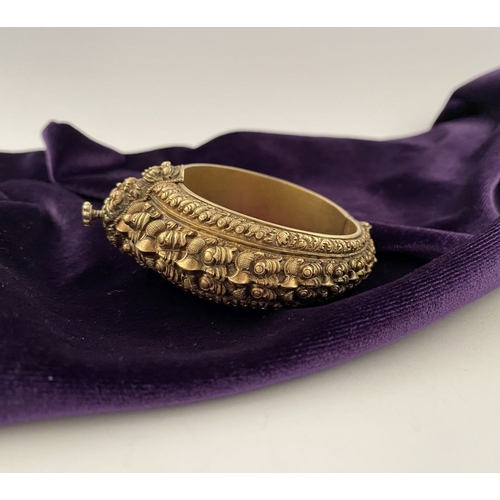 237 - AN INTRICATE SOUTHERN INDIAN BANGLE BRACELET, intricate sculptural piece depicting heads of makara (... 