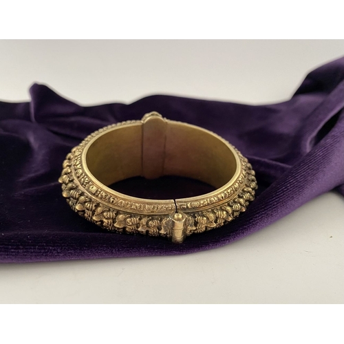 237 - AN INTRICATE SOUTHERN INDIAN BANGLE BRACELET, intricate sculptural piece depicting heads of makara (... 