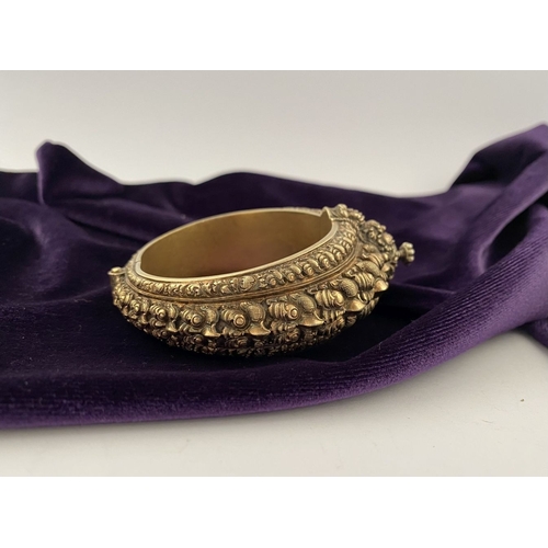 237 - AN INTRICATE SOUTHERN INDIAN BANGLE BRACELET, intricate sculptural piece depicting heads of makara (... 