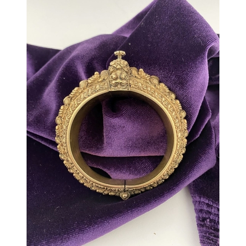 237 - AN INTRICATE SOUTHERN INDIAN BANGLE BRACELET, intricate sculptural piece depicting heads of makara (... 