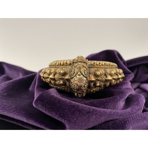 237 - AN INTRICATE SOUTHERN INDIAN BANGLE BRACELET, intricate sculptural piece depicting heads of makara (... 