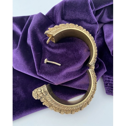237 - AN INTRICATE SOUTHERN INDIAN BANGLE BRACELET, intricate sculptural piece depicting heads of makara (... 