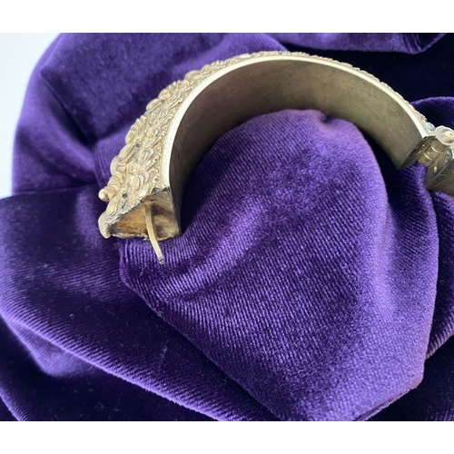 237 - AN INTRICATE SOUTHERN INDIAN BANGLE BRACELET, intricate sculptural piece depicting heads of makara (... 