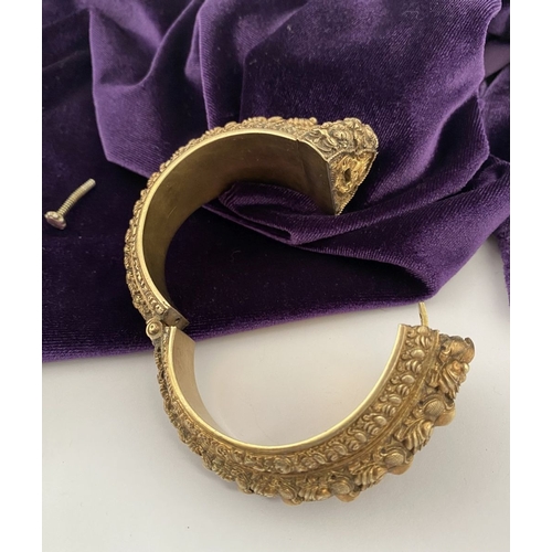 237 - AN INTRICATE SOUTHERN INDIAN BANGLE BRACELET, intricate sculptural piece depicting heads of makara (... 