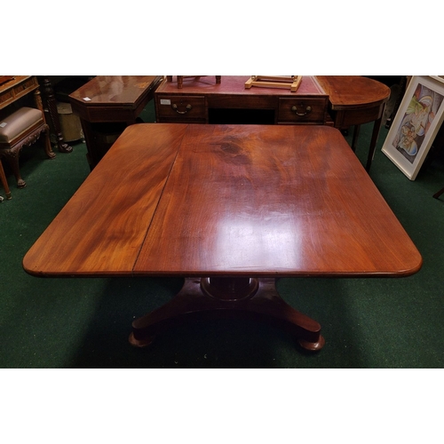 289 - A LARGE IRISH REGENCY MAHOGANY TIP-UP DINING TABLE, the table top made from two pieces of stunning m... 