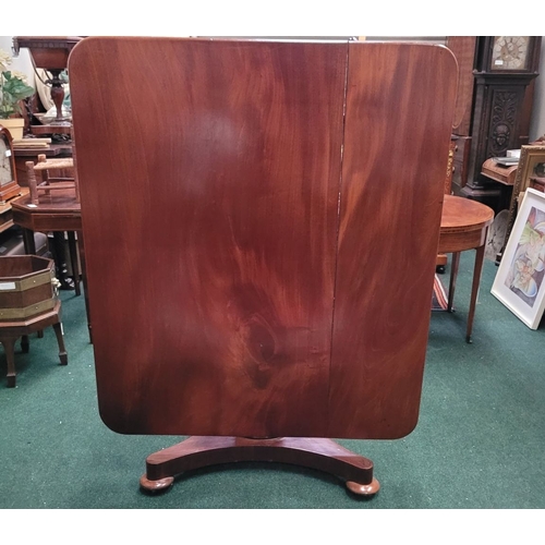 289 - A LARGE IRISH REGENCY MAHOGANY TIP-UP DINING TABLE, the table top made from two pieces of stunning m... 