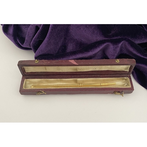 16 - AN EARLY 20TH CENTURY CASED 18CT GOLD SWIZZLE STICK, numbered & hallmarked to body with Maker’s mark... 