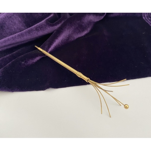 16 - AN EARLY 20TH CENTURY CASED 18CT GOLD SWIZZLE STICK, numbered & hallmarked to body with Maker’s mark... 