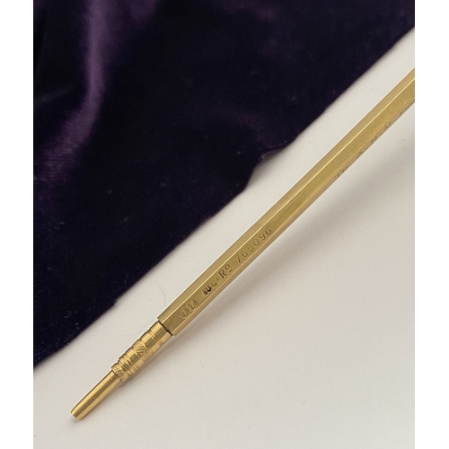 16 - AN EARLY 20TH CENTURY CASED 18CT GOLD SWIZZLE STICK, numbered & hallmarked to body with Maker’s mark... 