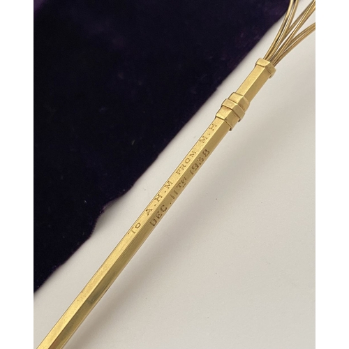 16 - AN EARLY 20TH CENTURY CASED 18CT GOLD SWIZZLE STICK, numbered & hallmarked to body with Maker’s mark... 