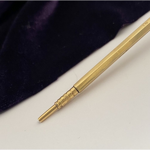 16 - AN EARLY 20TH CENTURY CASED 18CT GOLD SWIZZLE STICK, numbered & hallmarked to body with Maker’s mark... 