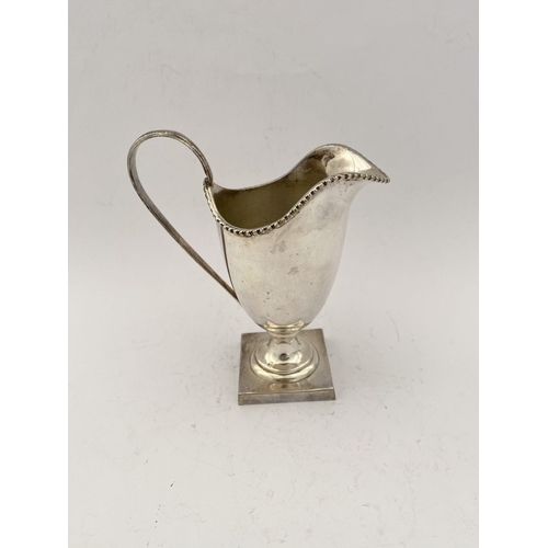 217 - A SILVERPLATE LOT TO INCLUDE: A SET OF FOUR VINTAGE HEAVY SILVER-PLATE SAUCE BOATS, VINTAGE SILVER-P... 