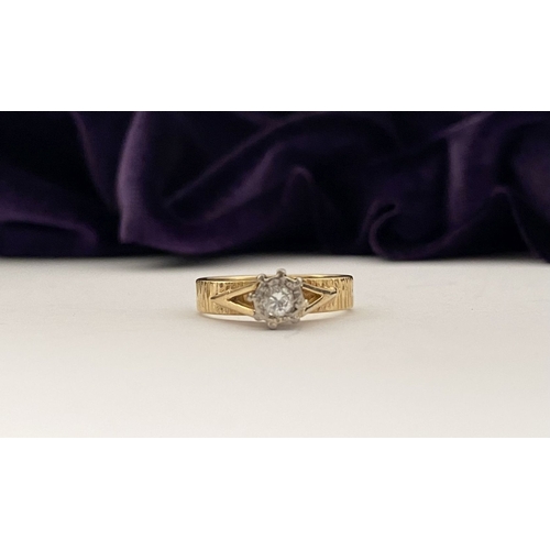22 - AN ATTRACTIVE 18CT GOLD DIAMOND SOLITAIRE RING, central round cut diamond in decorative raised claw ... 
